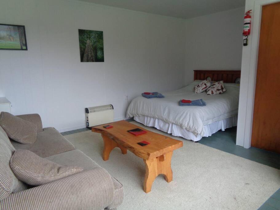 Appartamento Rustic Woolshed Owen River Esterno foto